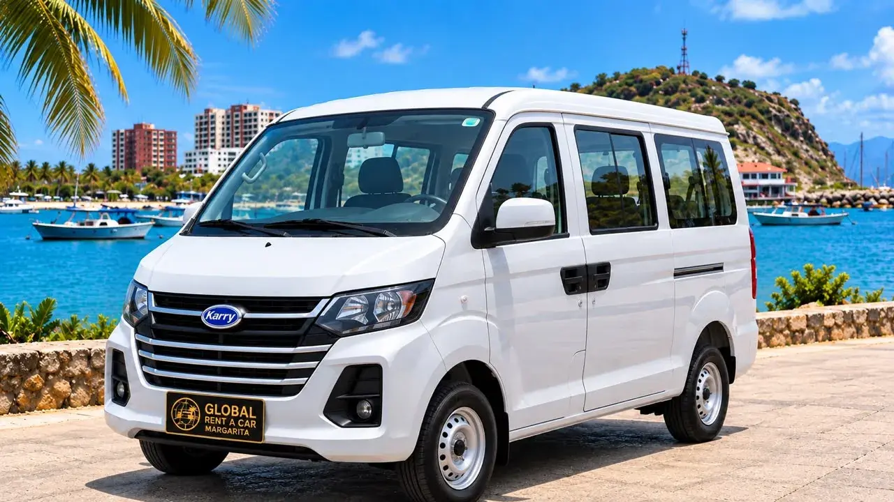 Karry Q22L de la flota, minivan para 11 pasajeros, en el malecón de Pampatar [V]